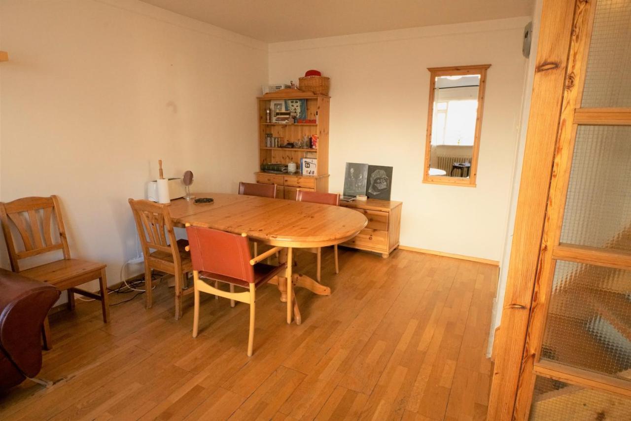 Cozy On The Strip Apartment Reykjavik Bagian luar foto